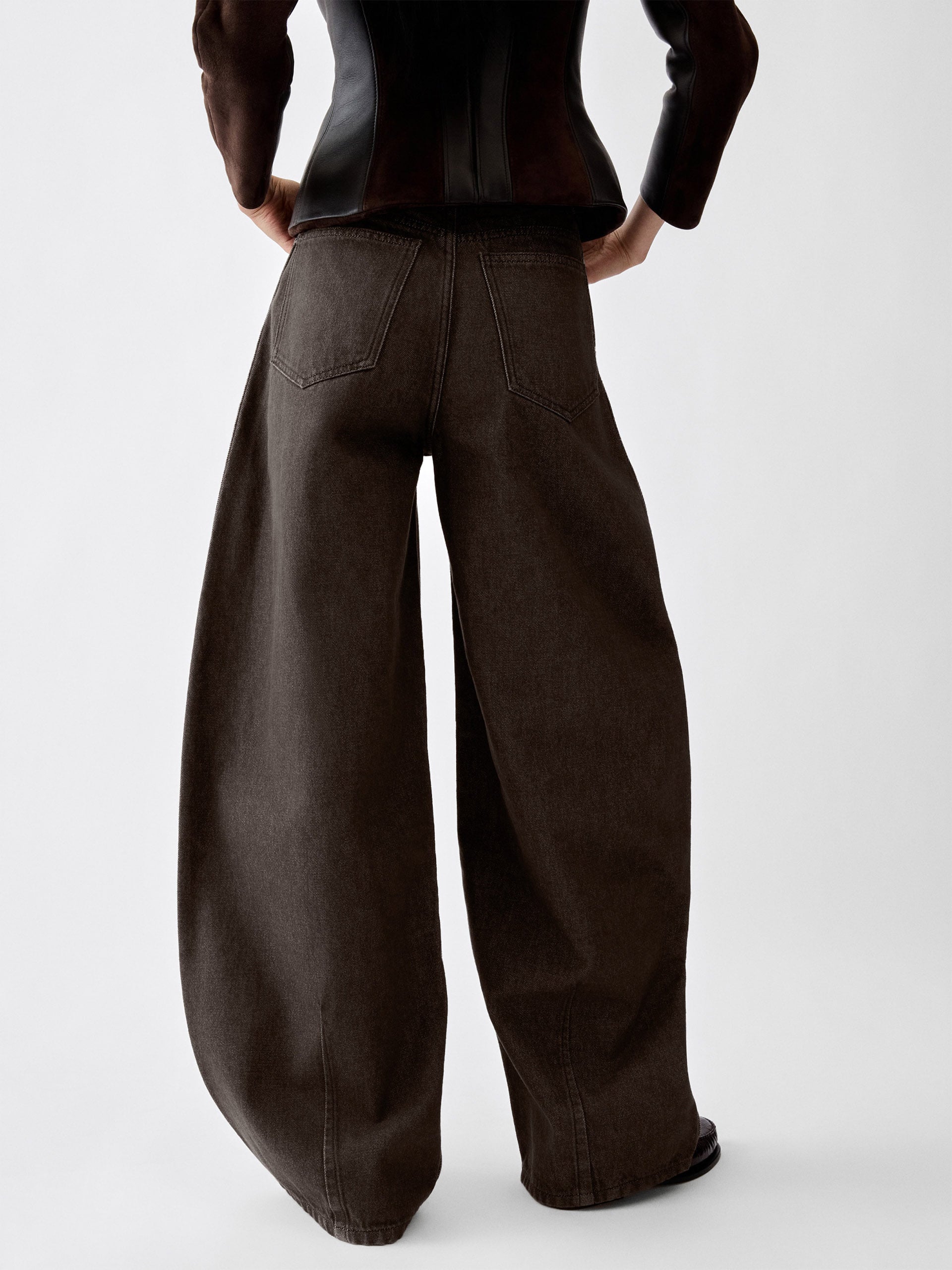 JACQUEMUS - High-Rise Barrel-Leg Jeans Ovalo für Damen