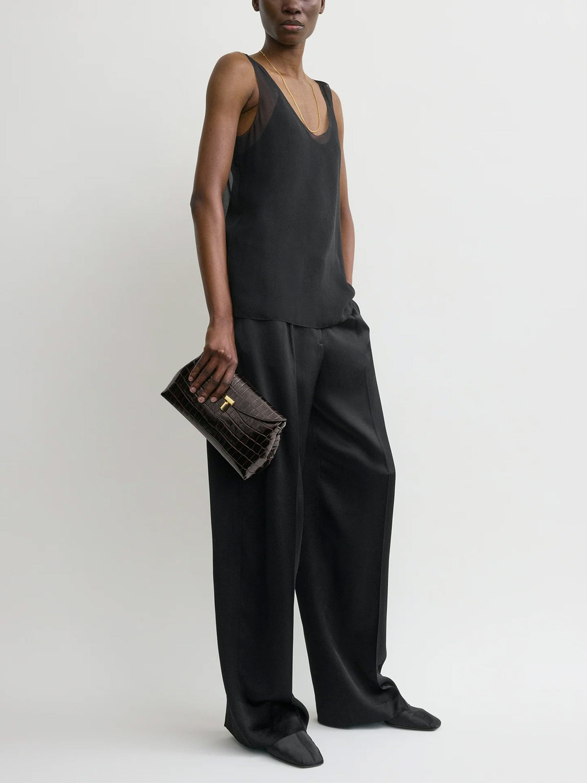 Toteme Clutch T-Lock aus Leder mit Kroko-Prägung Dunkelbraun