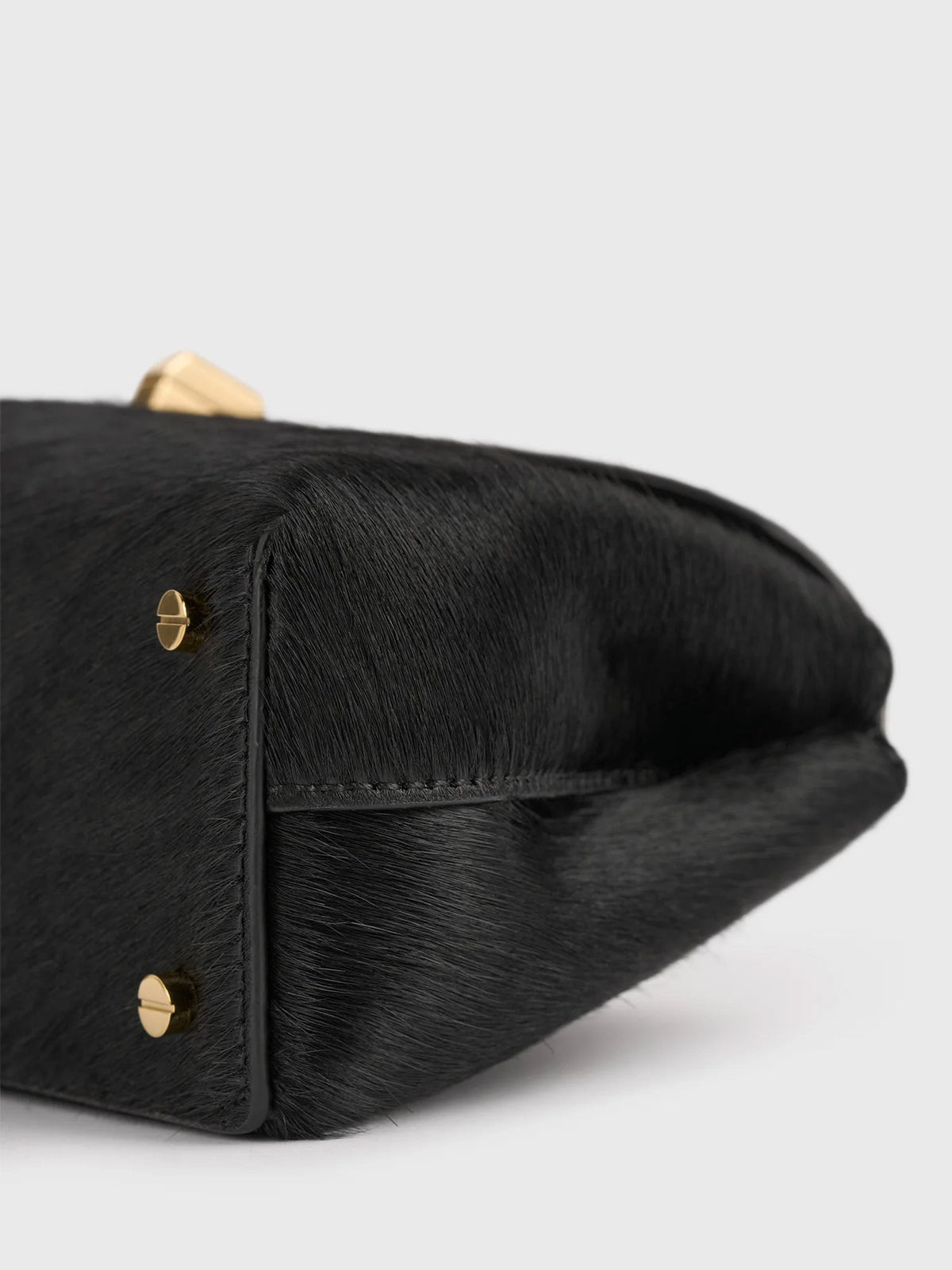 Toteme Clutch T-Lock Mini aus Leder in Pony-Optik Schwarz