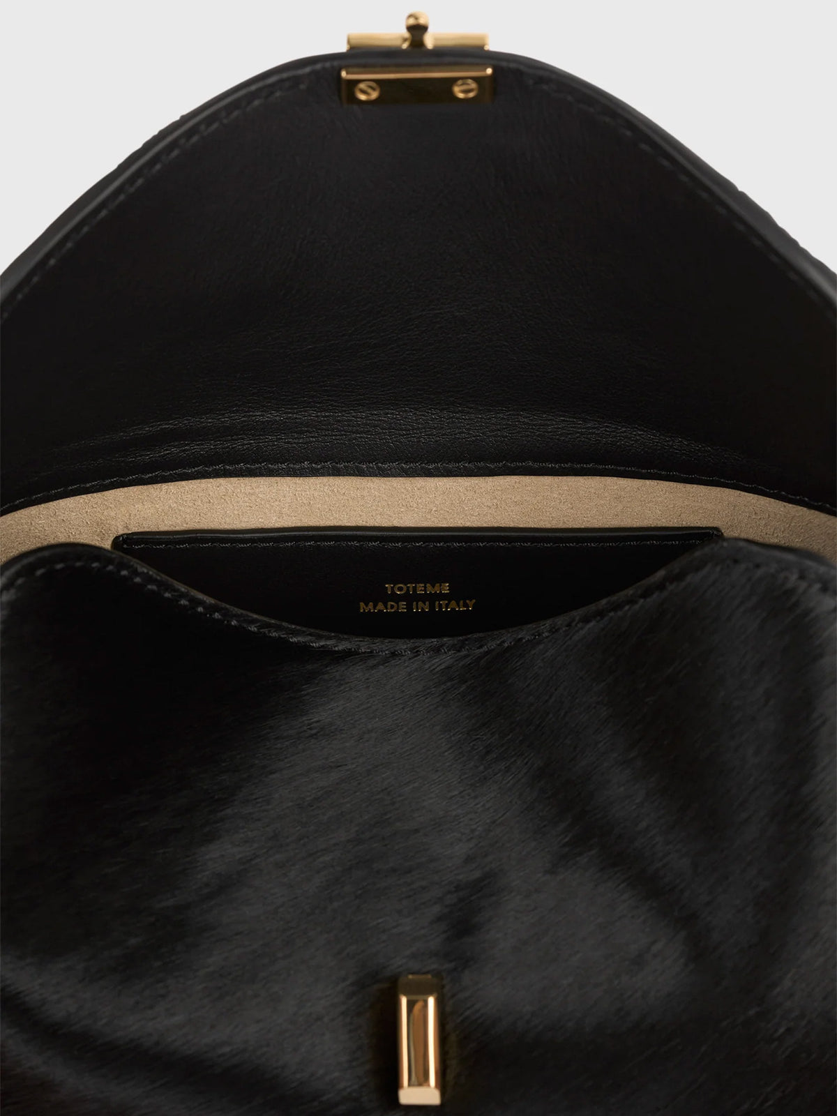 Toteme Clutch T-Lock Mini aus Leder in Pony-Optik Schwarz
