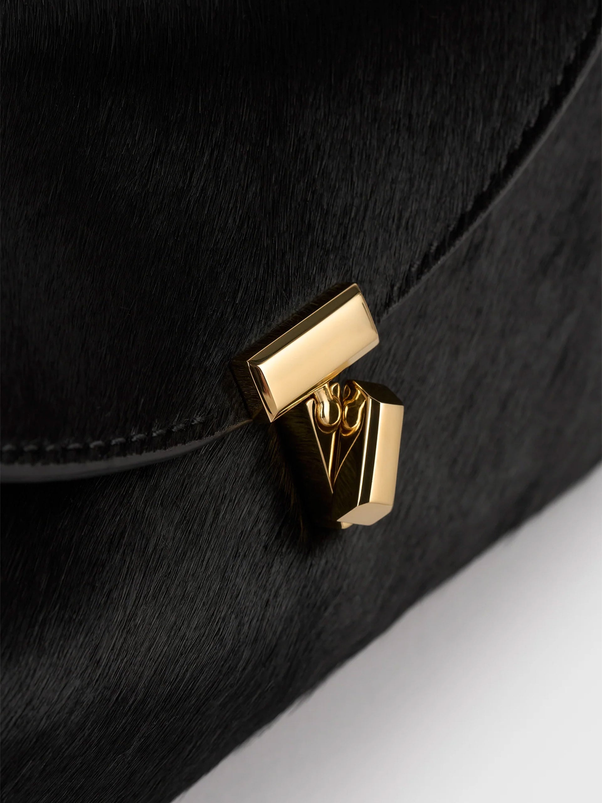 Toteme Clutch T-Lock Mini aus Leder in Pony-Optik Schwarz