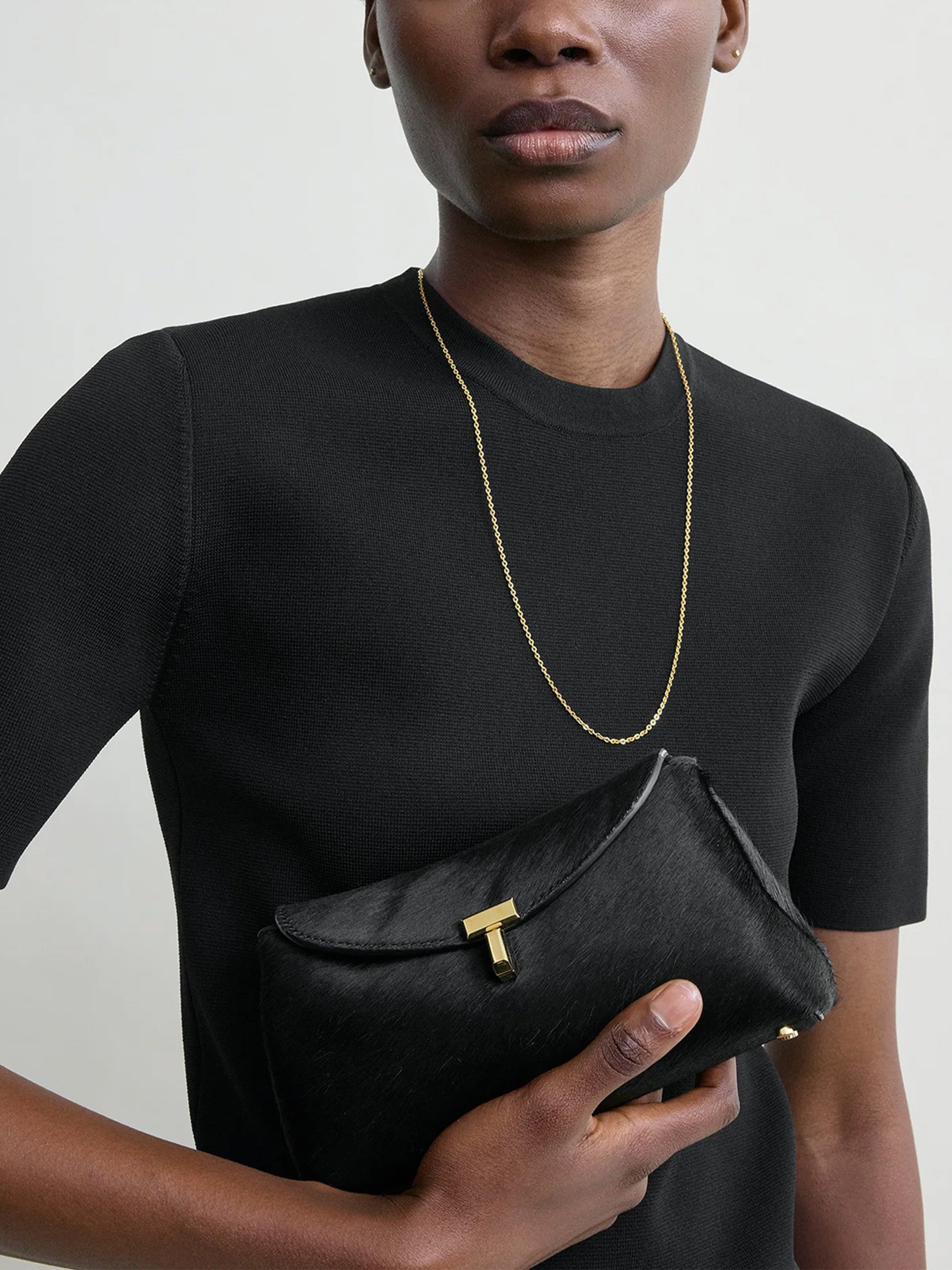 Toteme Clutch T-Lock Mini aus Leder in Pony-Optik Schwarz
