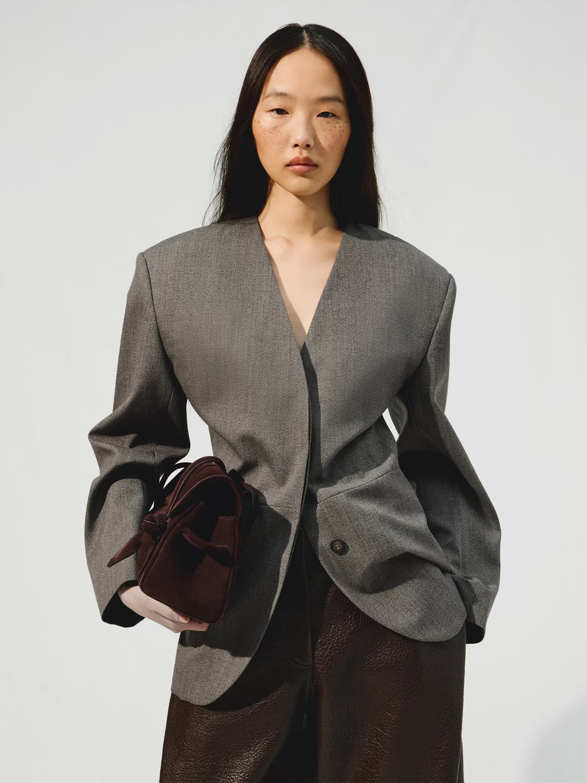 Jacquemus Schultertasche Turismo Long aus Veloursleder Dunkelbraun