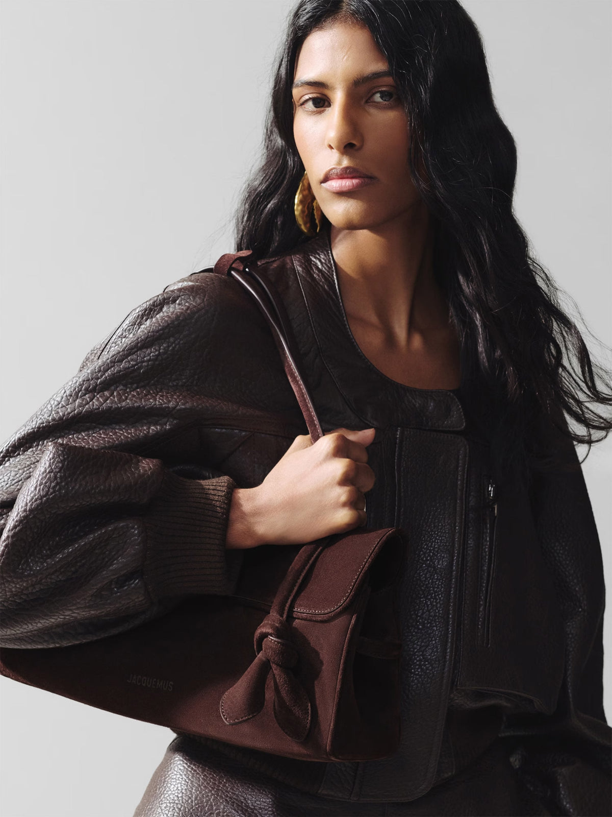 Jacquemus Schultertasche Turismo Long aus Veloursleder Dunkelbraun