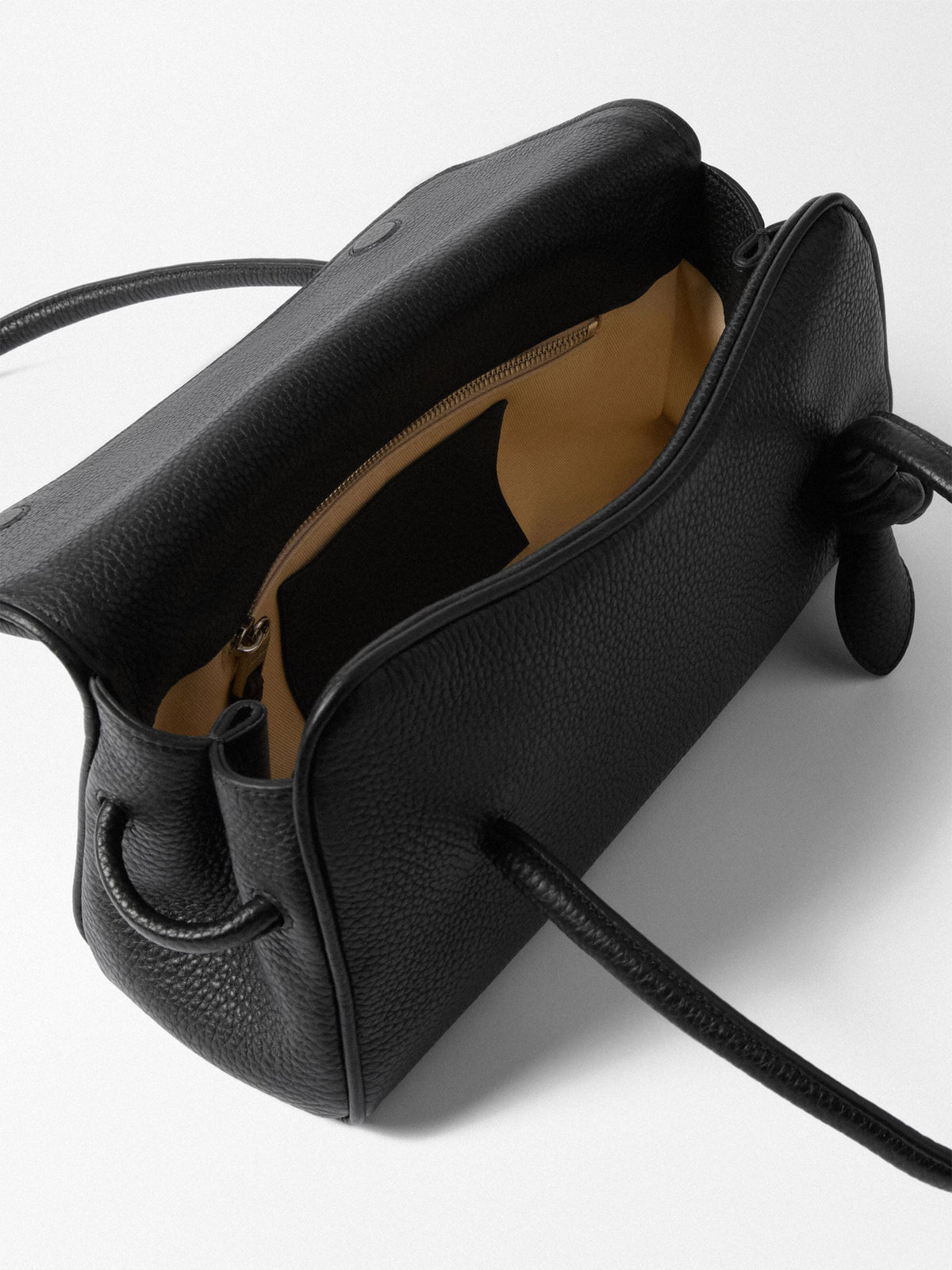 Jacquemus Schultertasche Turismo Long aus Leder Schwarz