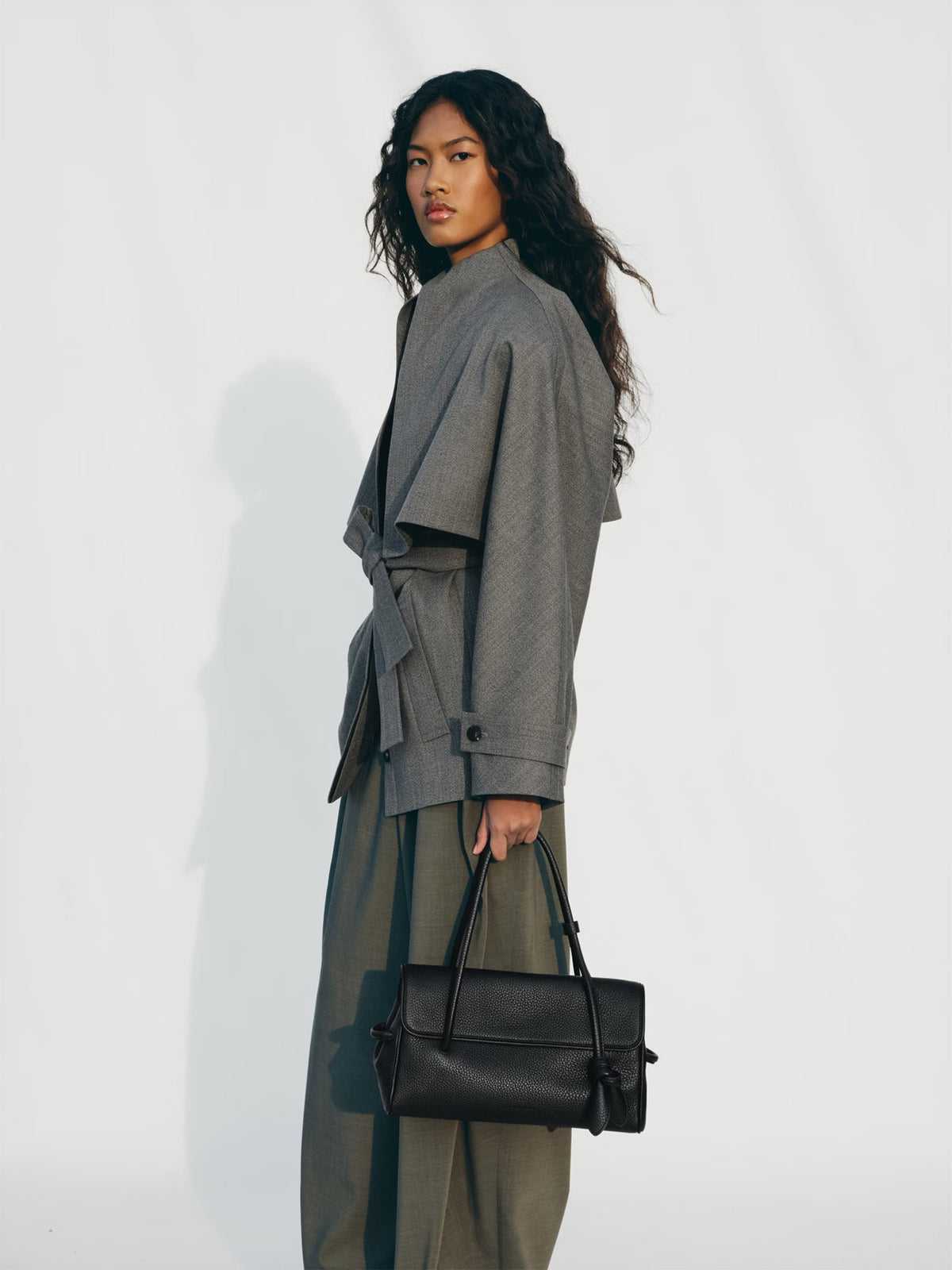 Jacquemus Schultertasche Turismo Long aus Leder Schwarz
