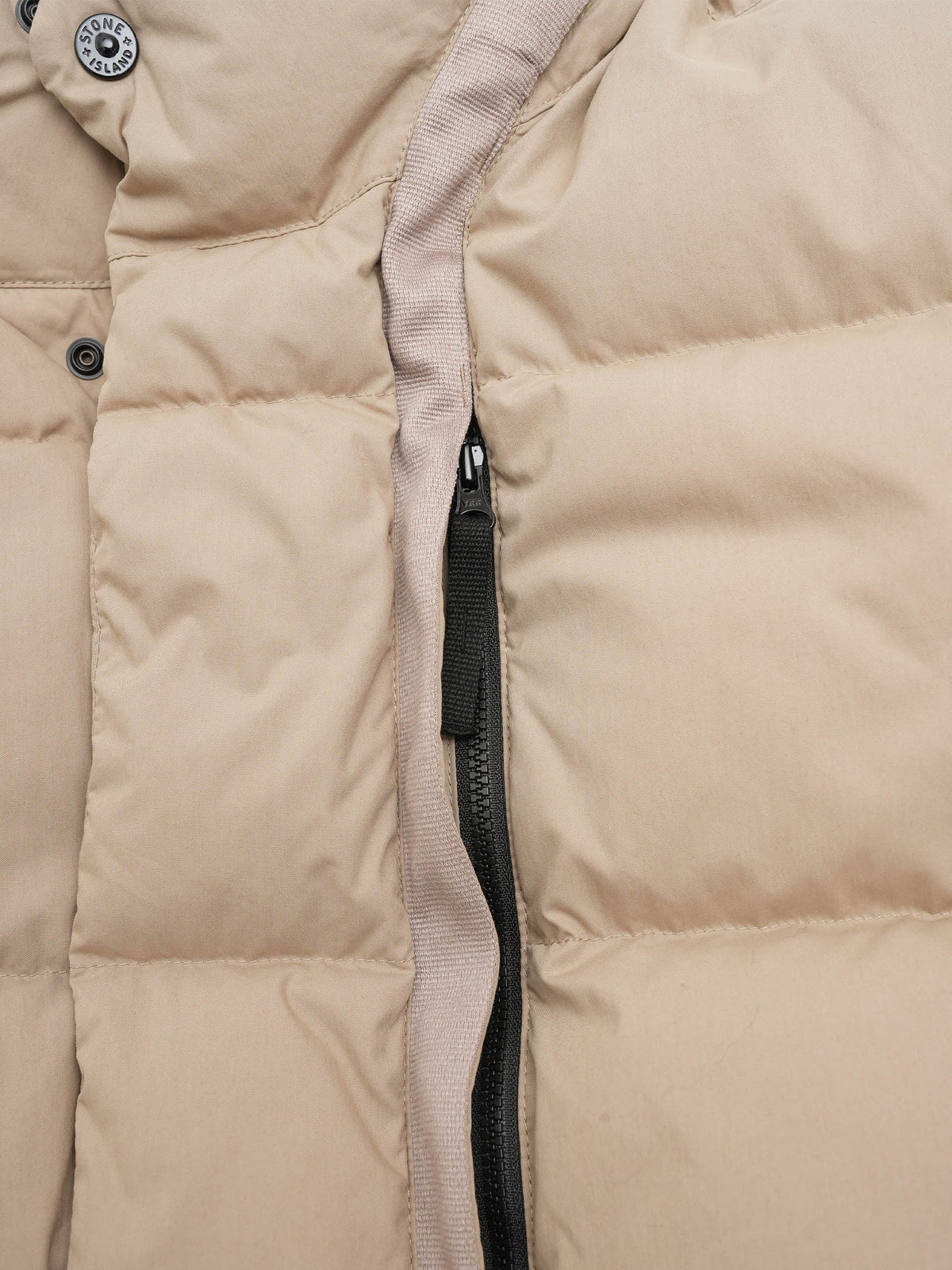 Stone island Daunenjacke mit Logo-Patch für Herren Beige