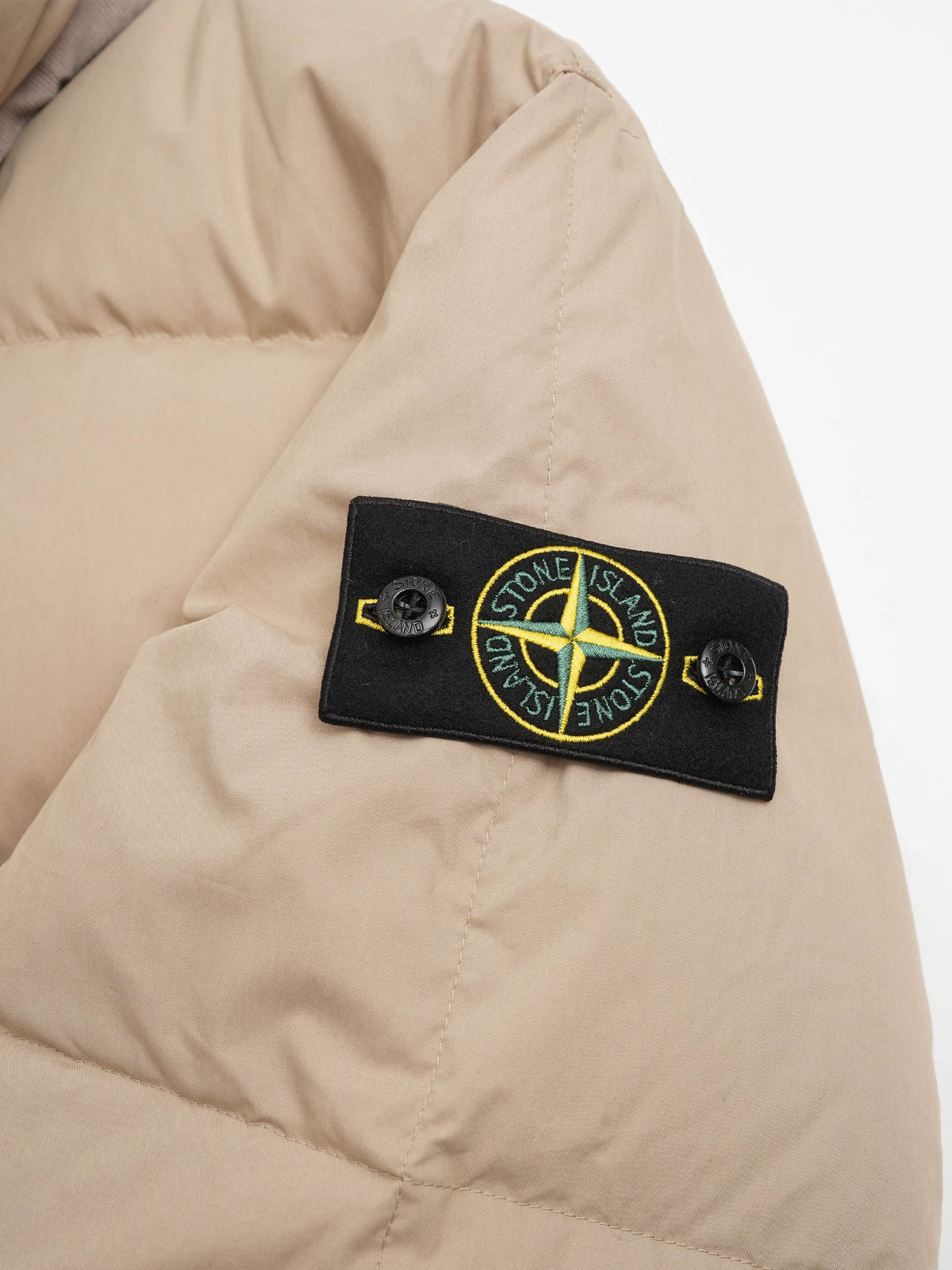 Stone island Daunenjacke mit Logo-Patch für Herren Beige