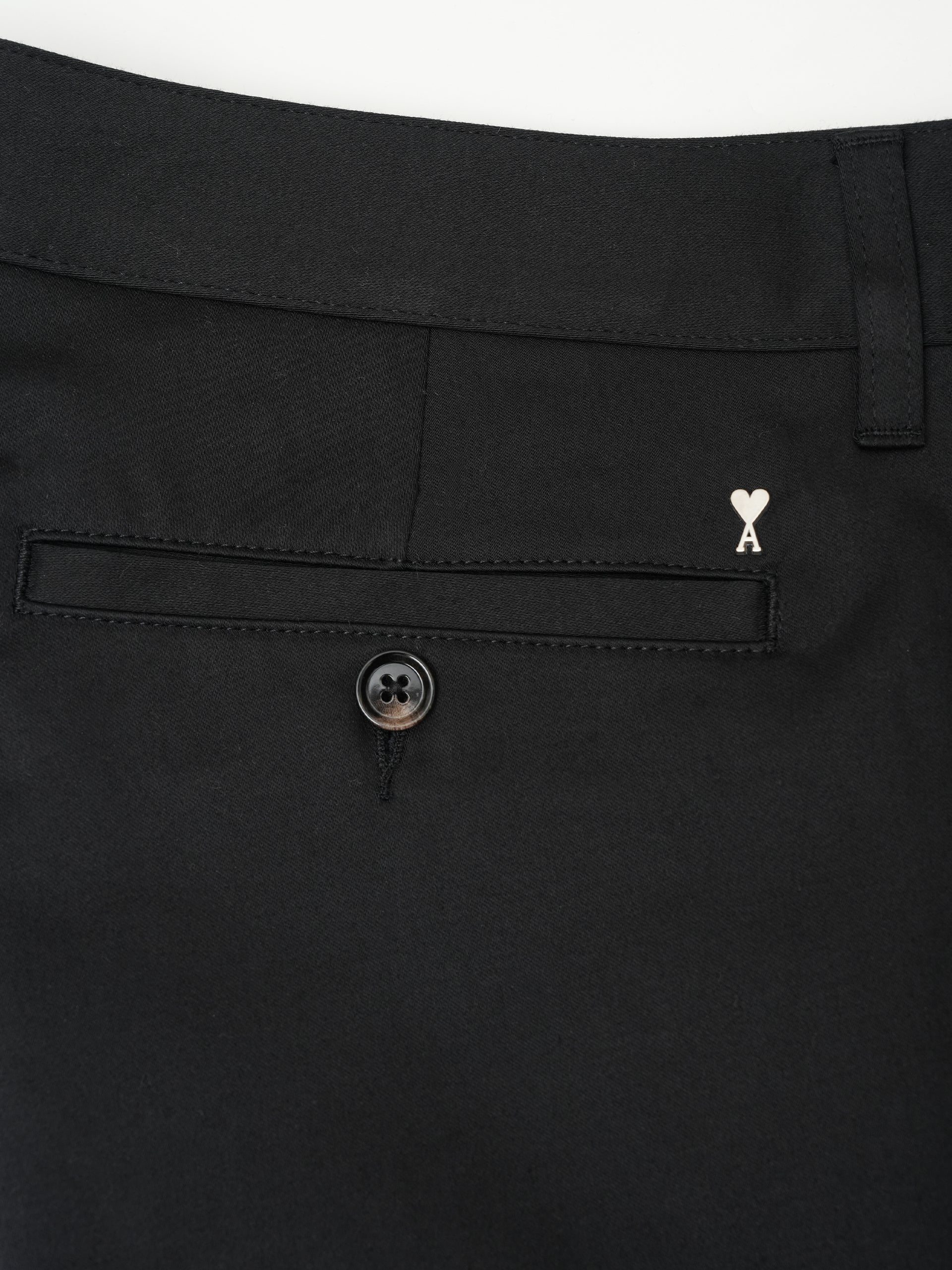 AMI PARIS - Chino Shorts mit Logo-Detail Schwarz – Black