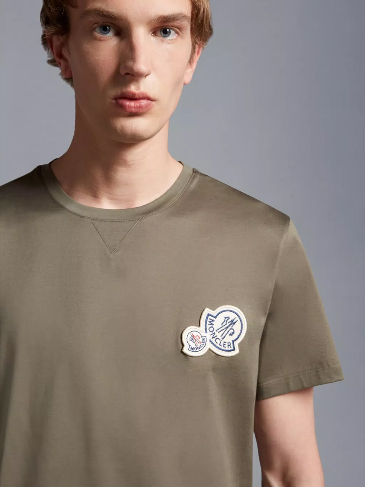 MONCLER - T-Shirt mit doppeltem Logo-Patch Khaki