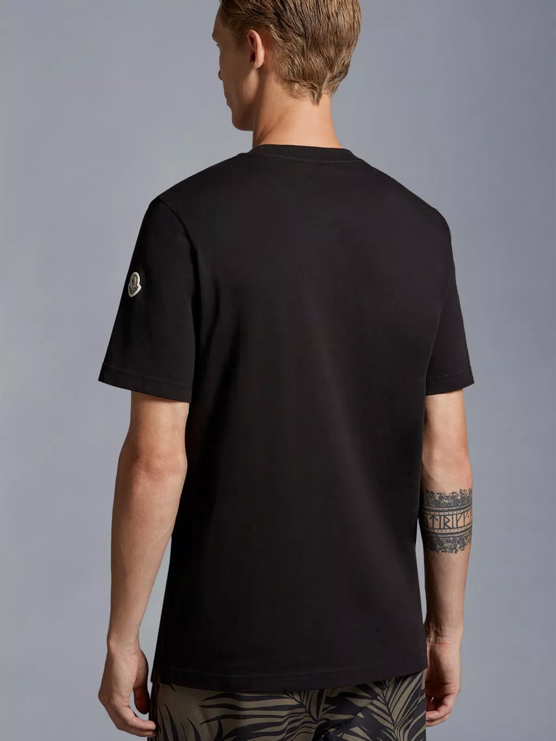 MONCLER - T-Shirt mit Logo-Details Schwarz – Black